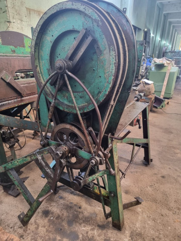 Puncionadeira com matrizes