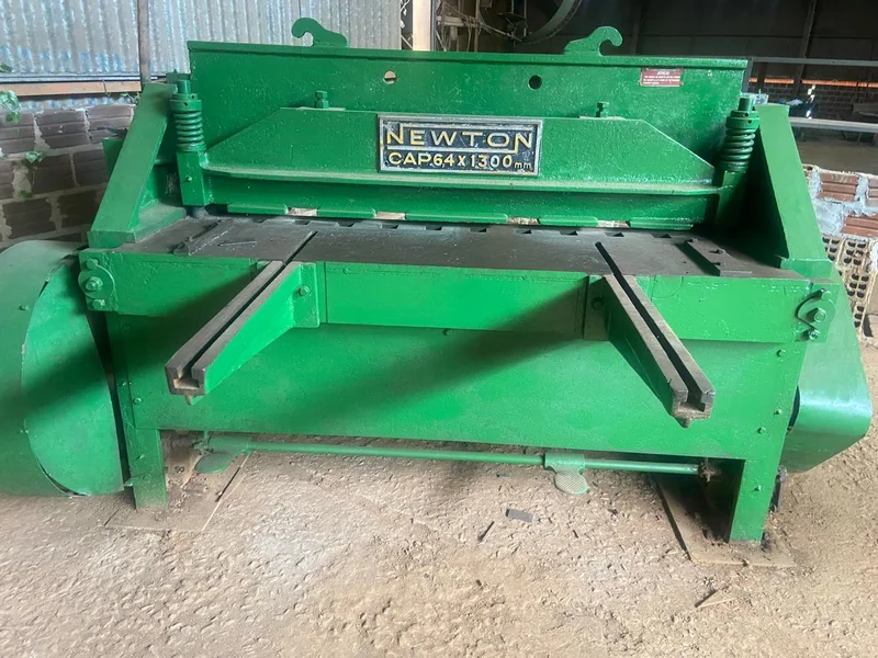 Guilhotina Newton 1300mm